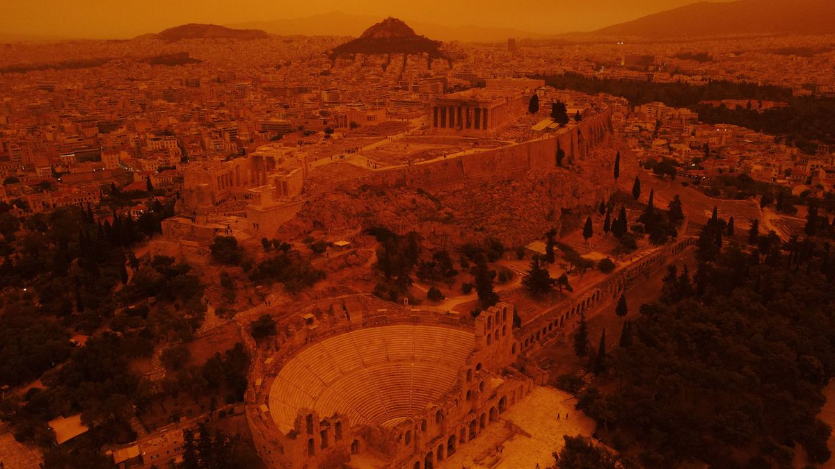 Obrazem: Aténská Akropolis je oranžová. Zabarvil ji písek ze Sahary